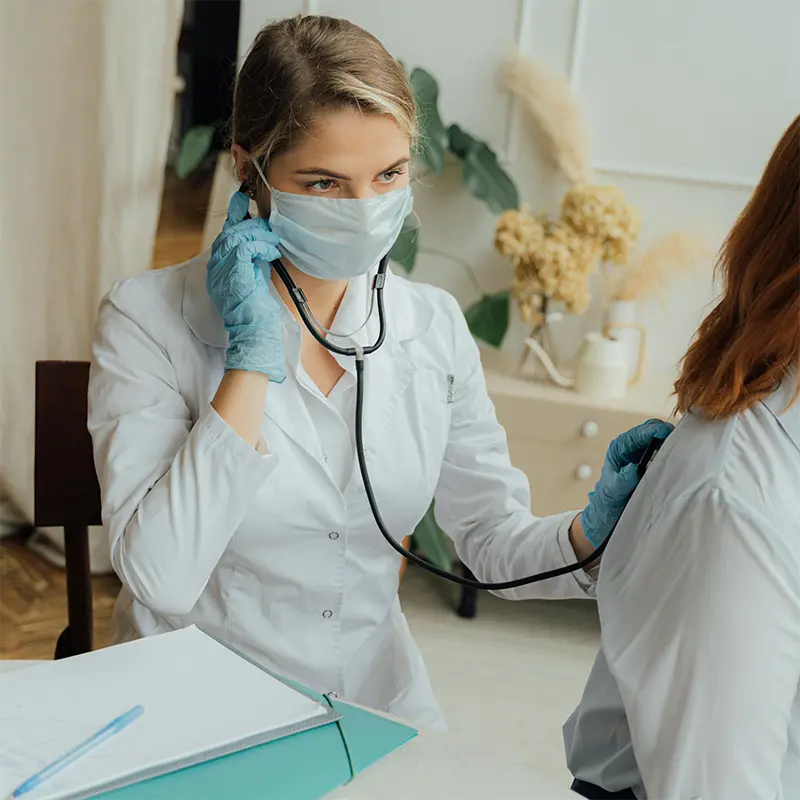 Docteur en consultation de santé au travail examinant un salarié lors d'une visite médicale périodique