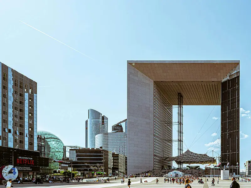 Quartier d'affaires de La Défense à Paris - centre économique pour entreprises étrangères en France