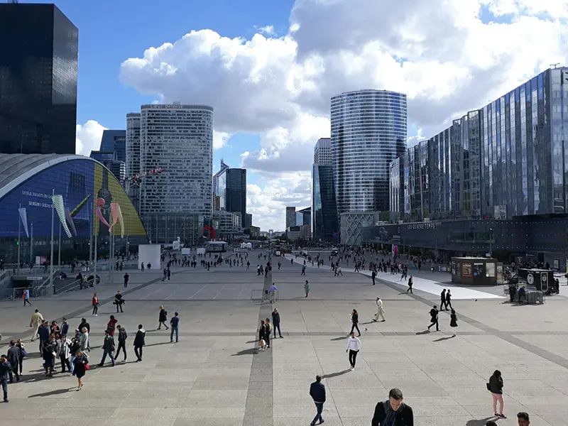 Quartier d'affaires de La Défense à Paris - centre économique pour entreprises étrangères en France