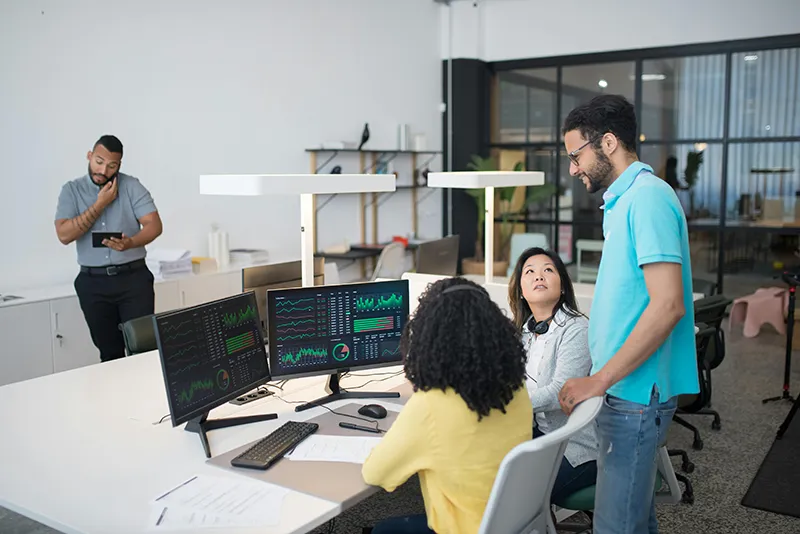 Professionnels en openspace illustrant le travail pour une société étrangère sans quitter la France