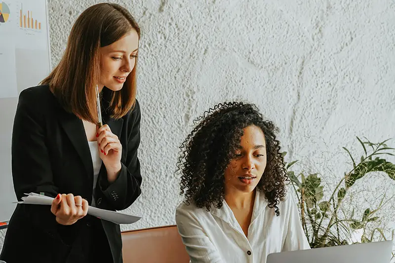 Deux salariés français en poste dans une entreprise recrutée sous le droit du travail français